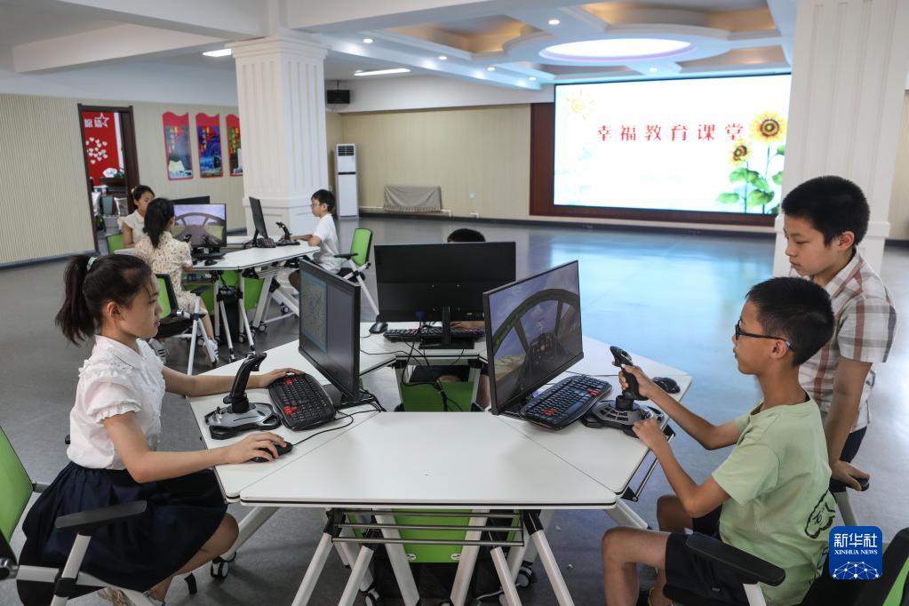 　2022年8月18日，孩子們在沈陽市牡丹社區(qū)幸福教育課堂學(xué)習(xí)固定翼模擬飛行課程。新華社記者 王乙杰 攝