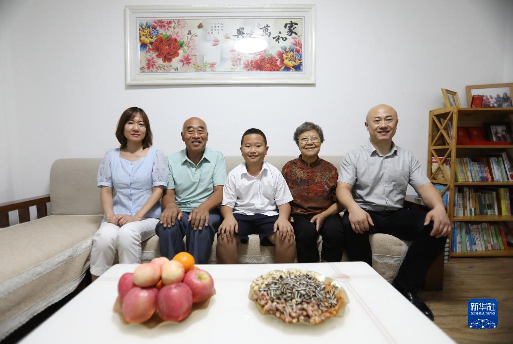 2022年8月17日，沈陽市牡丹社區(qū)居民李水(左二)一家合影。新華社記者 王乙杰 攝