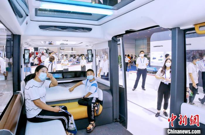 圖為中國中車展位展示的“無人駕駛小V”?！≠∮?攝