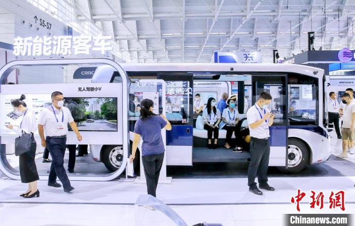 圖為中國中車展位展示的“無人駕駛小V”。　佟郁 攝