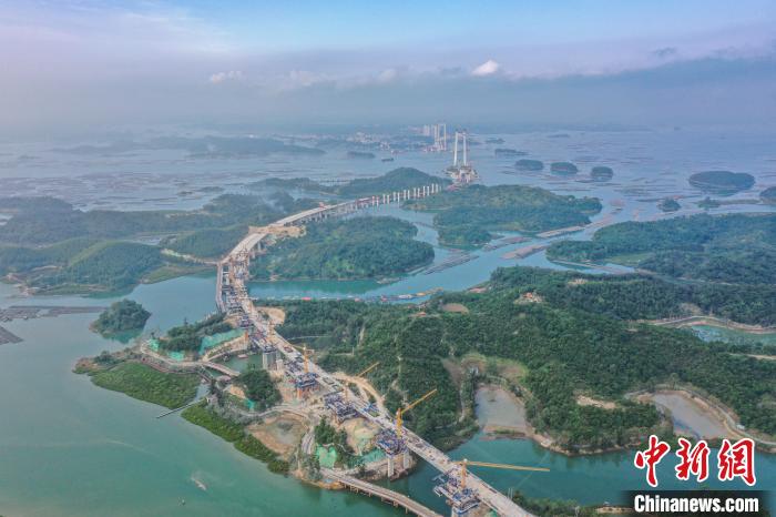 建設(shè)中的龍門大橋。　陳冠言 攝