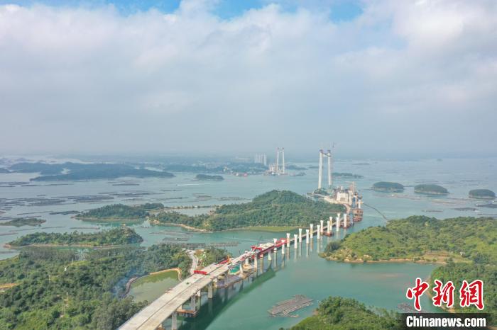 建設(shè)中的龍門大橋?！￡惞谘?攝