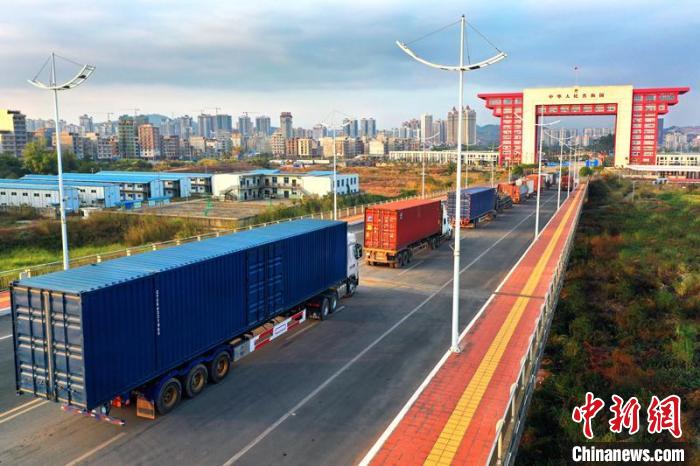 物流貨車在廣西東興二橋上排隊(duì)進(jìn)關(guān)?！≈苘?攝