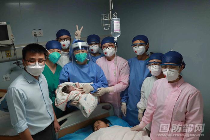 寶寶一家與醫(yī)生合影。蒲海洋 攝