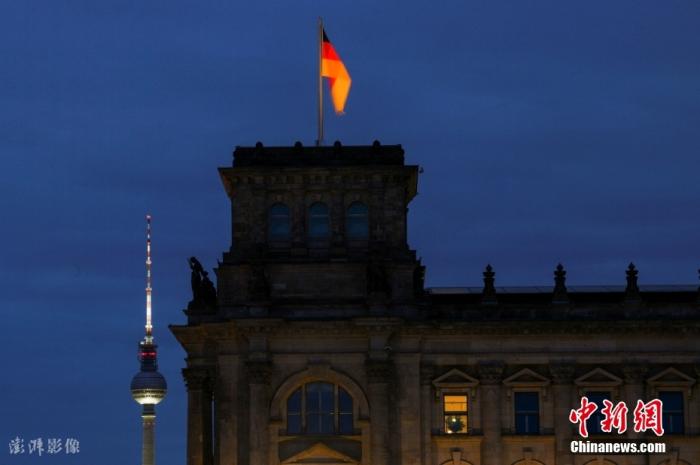 當?shù)貢r間7月31日，德國柏林，為節(jié)約能源，柏林標志性建筑立面照明在夜間明顯減少。圖片來源：ICphoto