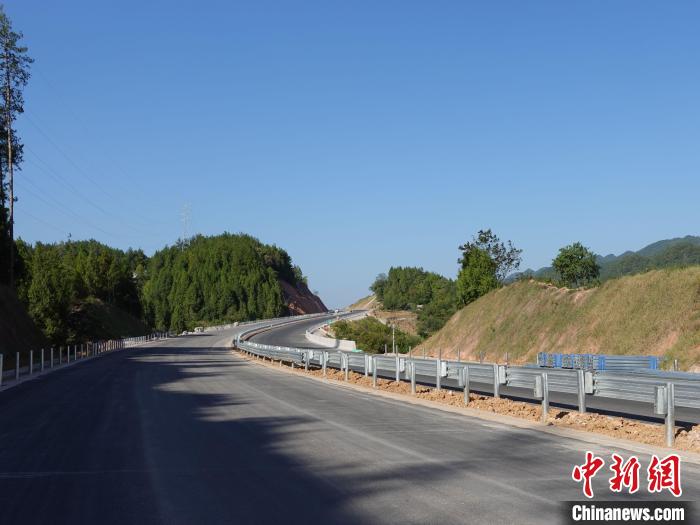 圖為黔江區(qū)過境高速公路的路面?！≈需F建重慶投資集團(tuán)有限公司供圖