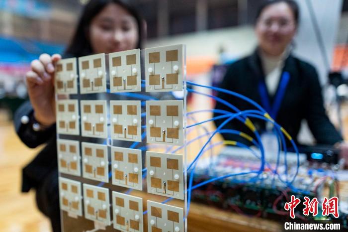 參賽大學生展示作品《高效率自適應多目標微波無線能量傳輸系統(tǒng)》?！°蟛?攝