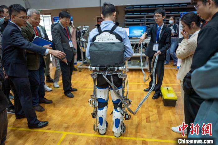 大學生展示作品《可重構(gòu)變剛度驅(qū)動外骨骼設計與柔順控制》?！°蟛?攝