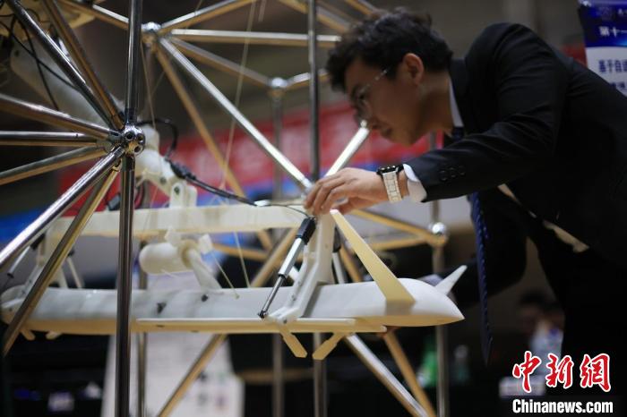 參賽大學生帶來的作品《基于自適應柔順捕獲的空基回收末端抓捕裝置設計與控制技術》?！°蟛?攝