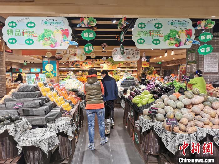 解除流動性管理后的第一天，鄭州市民在超市采購?！№n章云 攝