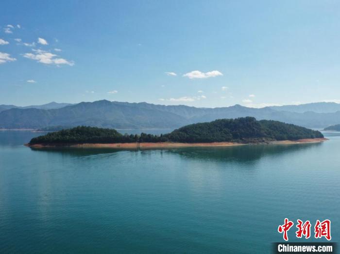 郴州東江湖率先對(duì)客船加裝污水儲(chǔ)存系統(tǒng)，保護(hù)碧水清波。　禹志明 攝