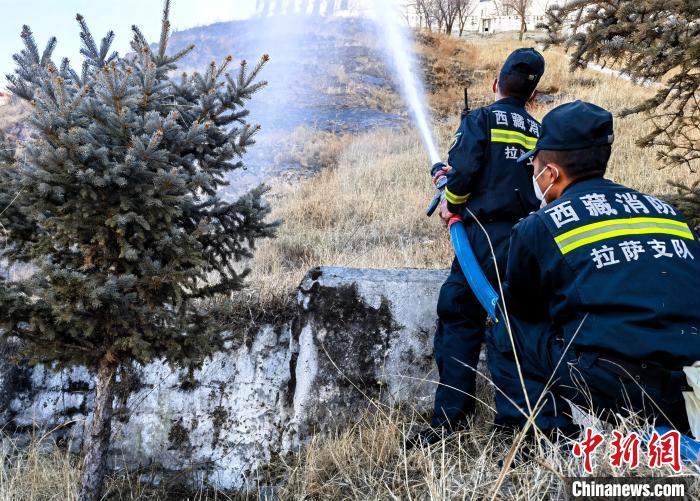 12月6日，布達(dá)拉宮消防救援大隊(duì)在布達(dá)拉宮山體林草區(qū)域開展?jié)窕ぷ??！㈣?攝
