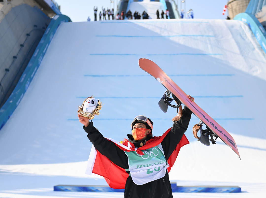 2022年2月15日，中國選手蘇翊鳴在單板滑雪男子大跳臺決賽奪冠后慶祝。新華社記者黃宗治攝
