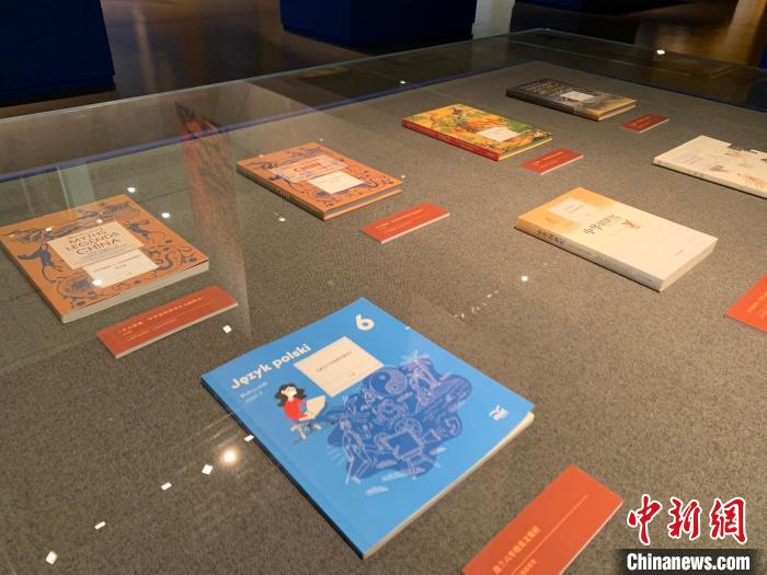 “開天辟地——中華創(chuàng)世神話文藝創(chuàng)作與文化傳播工程”成果展。　王笈 攝
