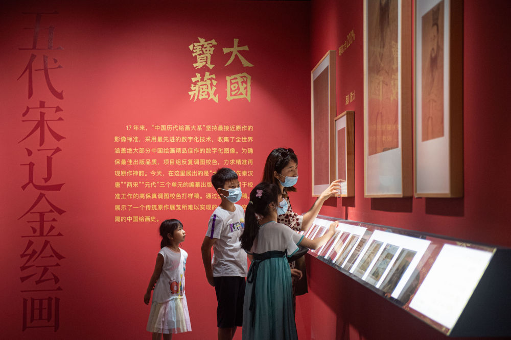 參觀者在浙江省嘉興市文化藝術(shù)中心觀看盛世修典“中國(guó)歷代繪畫大系”嘉興特展(2022年6月30日攝)。新華社記者 江漢 攝