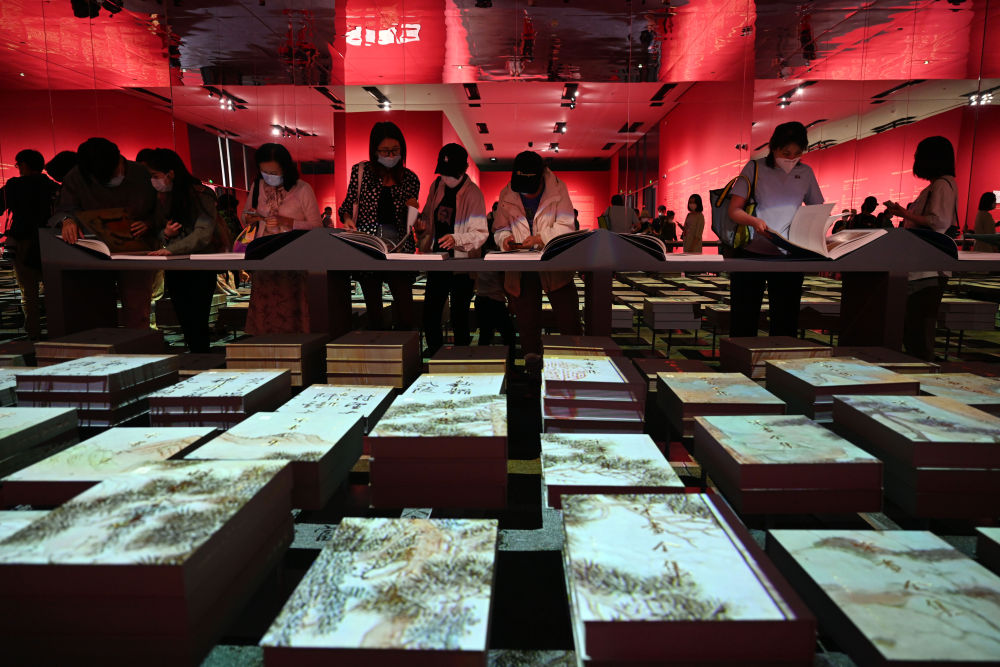 參觀者在中國(guó)國(guó)家博物館觀看“盛世修典——‘中國(guó)歷代繪畫大系’成果展”(2022年9月29日攝)。新華社記者 金良快 攝