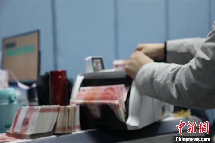工作人員清點(diǎn)賭資?！?nèi)江警方供圖