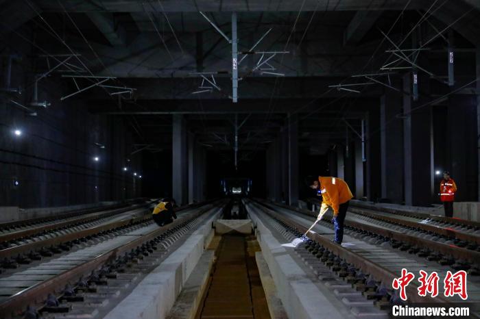 中國鐵路南寧局集團(tuán)有限公司南寧工務(wù)段高鐵線路設(shè)備檢查作業(yè)現(xiàn)場?！№f剛 攝
