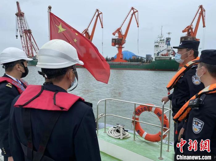邊檢人員在古雷港區(qū)執(zhí)勤?！≌闹葸厵z站供圖