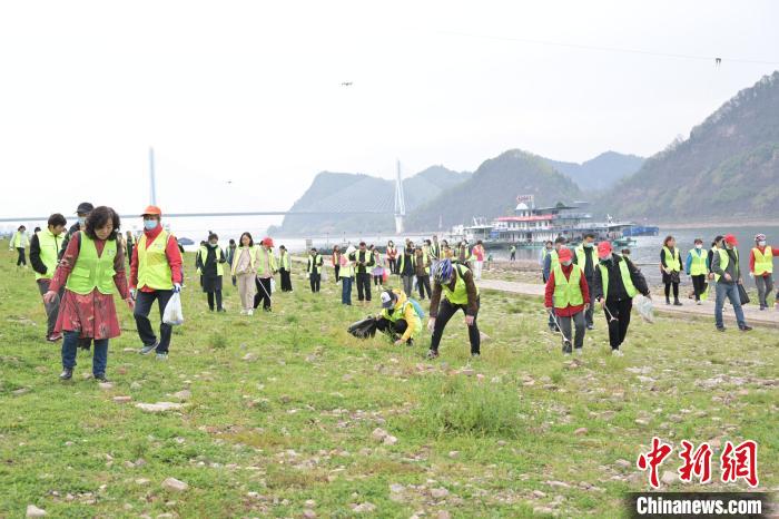 “三峽蟻工”撿拾散落在江灘上的垃圾，定期組織開展凈灘志愿活動(dòng) 田耀平 攝