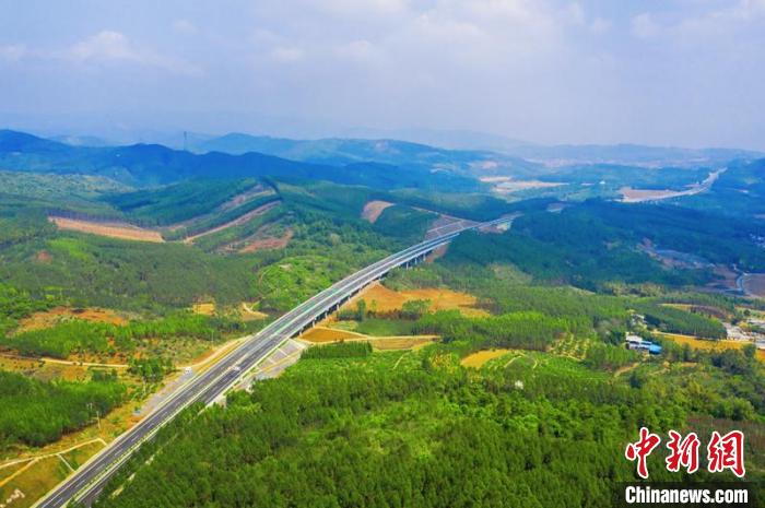 平南至武宣高速公路樂梅2號大橋?！V西交通投資集團供圖