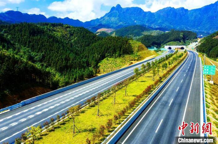 平南至武宣高速公路貴賓隧道進口?！V西交通投資集團供圖