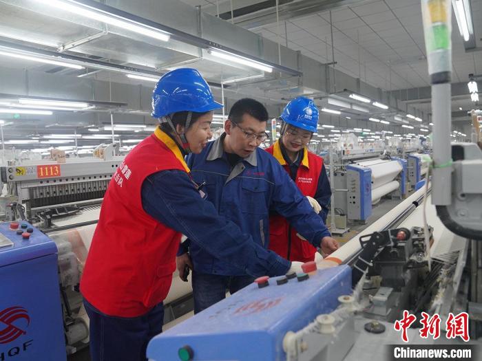 新疆伊犁伊河供電公司黨員服務(wù)隊員走訪企業(yè)，保障企業(yè)24小時生產(chǎn)線安全運轉(zhuǎn)?！“子?攝