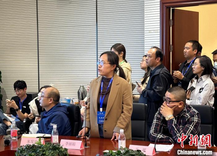 圖為中國(guó)科學(xué)院青海鹽湖研究所研究員李麗娟演講。　劉洋 攝