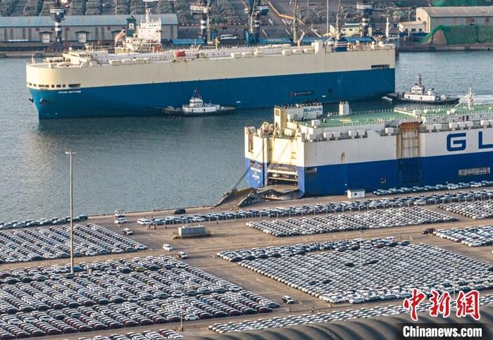 資料圖：山東港口煙臺港外貿商品車排隊“出?！保o人機照片） 中新社發(fā) 山東港口煙臺港 供圖